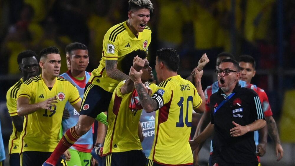 El delantero colombiano Luis Díaz (C) celebra con sus compañeros de equipo después de marcar durante el partido de clasificación para la Copa Mundial de la FIFA 2026 entre la Selección Colombia y Brasil, que se llevó a cabo en el Estadio Metropolitano Roberto Meléndez en Barranquilla, Colombia, el 16 de noviembre de 2023. El delantero colombiano Luis Díaz (C) celebra con sus compañeros de equipo después de marcar durante el partido de clasificación para la Copa Mundial de la FIFA 2026 entre la Selección Colombia y Brasil, que se llevó a cabo en el Estadio Metropolitano Roberto Meléndez en Barranquilla, Colombia, el 16 de noviembre de 2023.