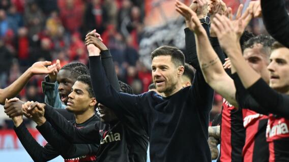 Xabi Alonso, director técnico del Bayer Leverkusen, celebra su título en la Bundesliga Xabi Alonso, director técnico del Bayer Leverkusen, celebra su título en la Bundesliga