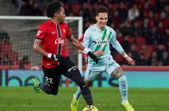 Johan Mojica en Mallorca vs. Betis por la Liga de España.