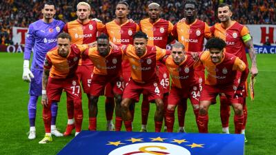 Dávinson Sánchez en la formación del Galatasaray vs. Liverpool, por la ida de los octavos de final de la Champions League.