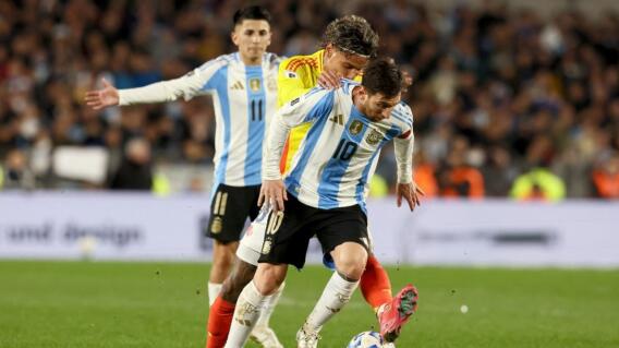Richard Ríos marca a Lionel Messi en Argentina vs. Colombia. 