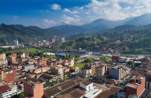 tres personas caminaban desnudas por la variante de Caldas tres personas caminaban desnudas por la variante de Caldas