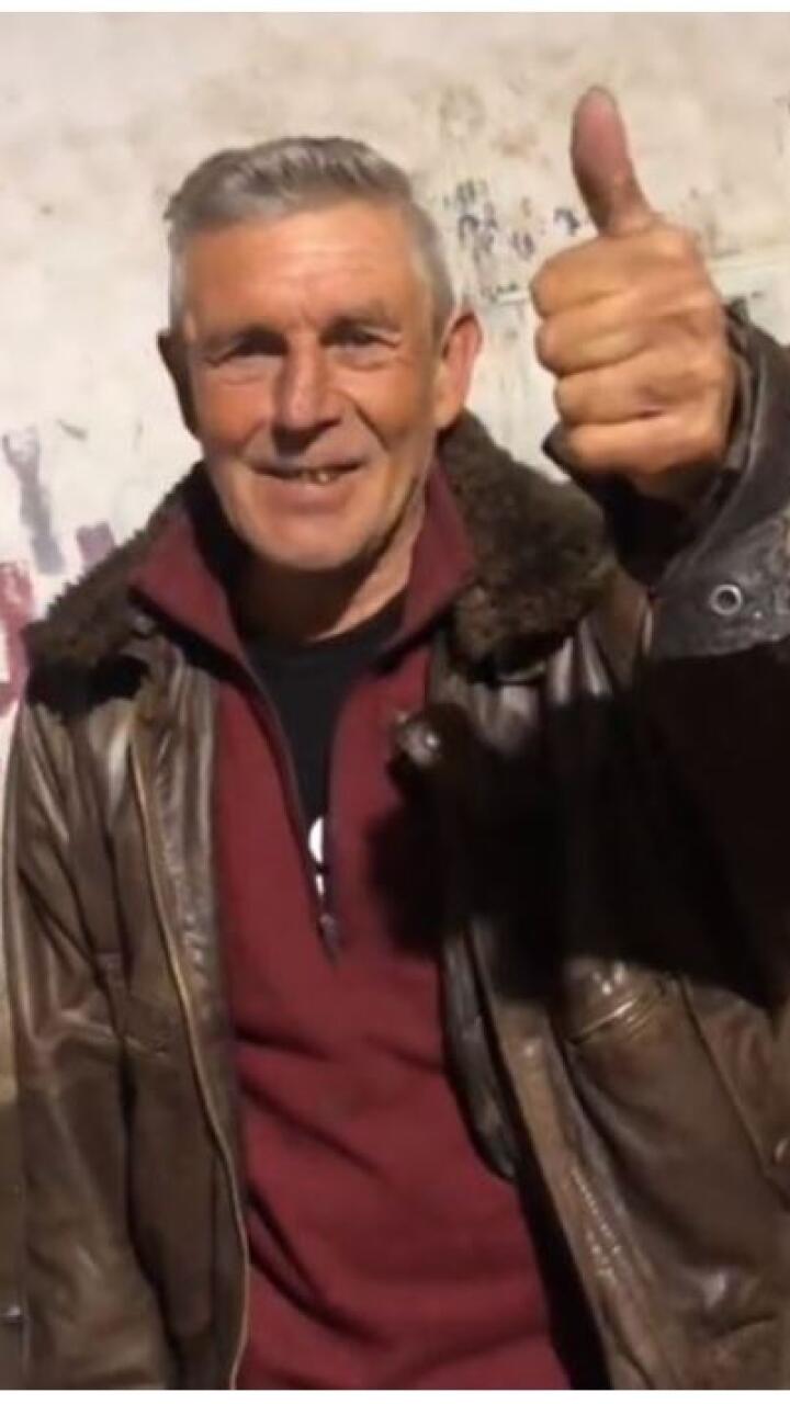 El gran gesto de un hombre con habitante de calle que estaba buscando comida en la basura