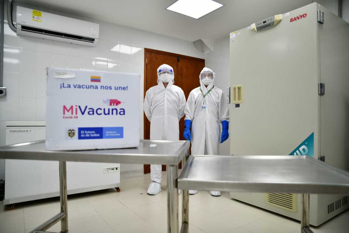 FOTO CAJA SIN LOGO VACUNAS.jpg