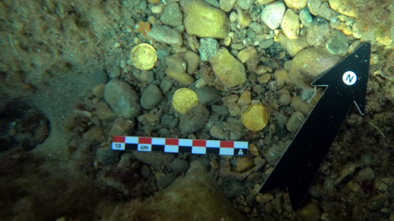 Encuentran tesoro con 53 monedas de oro en una costa de España Encuentran tesoro con 53 monedas de oro en una costa de España