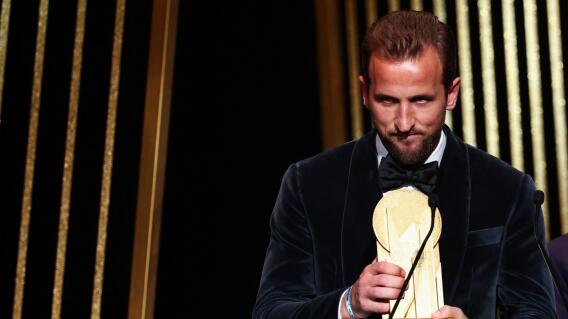Harry Kane recibe el premio Gerd Müller al goleador de la temporada Harry Kane recibe el premio Gerd Müller al goleador de la temporada