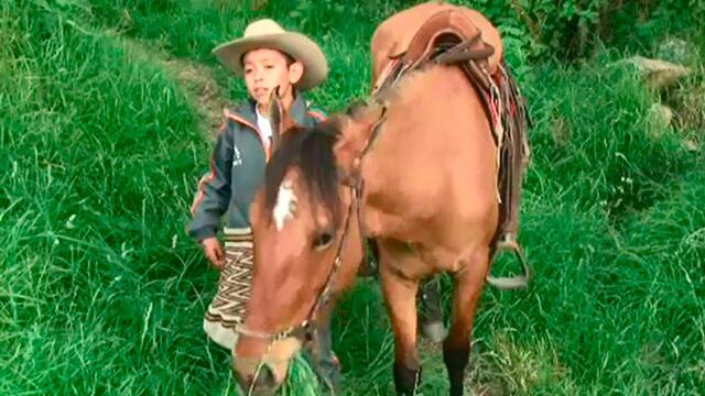 La Navidad se le adelantó a este niño campesino que camina dos horas para ir al colegio