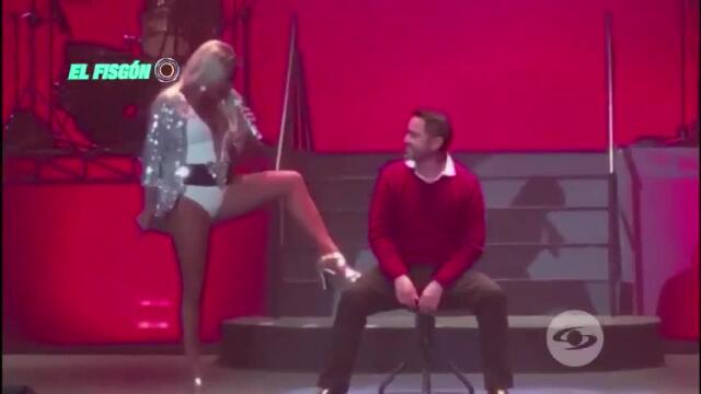 Maía ‘acariciada’ por un asistente en pleno escenario Maía ‘acariciada’ por un asistente en pleno escenario