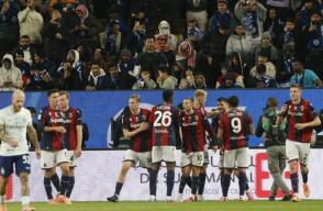 Jhon Lucumí con Bolonia en la Copa de Italia.