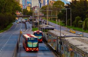 TransMilenio moviliza aproximadamente 2.5 millones de usuarios diariamente. 