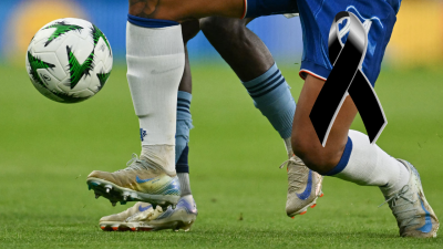 Acción de juego en un partido de fútbol.