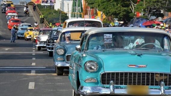 Desfile de autos Clásicos y Antiguos Desfile de autos Clásicos y Antiguos