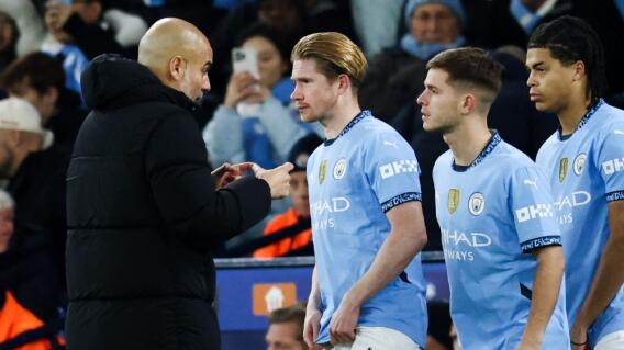 Pep Guardiola, director técnico de Manchester City, dando indicaciones en el partido contra Feyenoord, por Champions League Pep Guardiola, director técnico de Manchester City, dando indicaciones en el partido contra Feyenoord, por Champions League