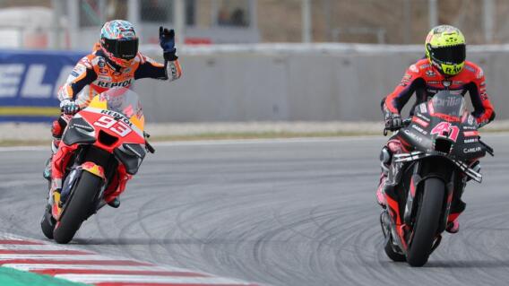 Marc Márquez y Aleix Espargaró, pilotos de MotoGP, en medio del Gran Premio de Tailandia Marc Márquez y Aleix Espargaró, pilotos de MotoGP, en medio del Gran Premio de Tailandia