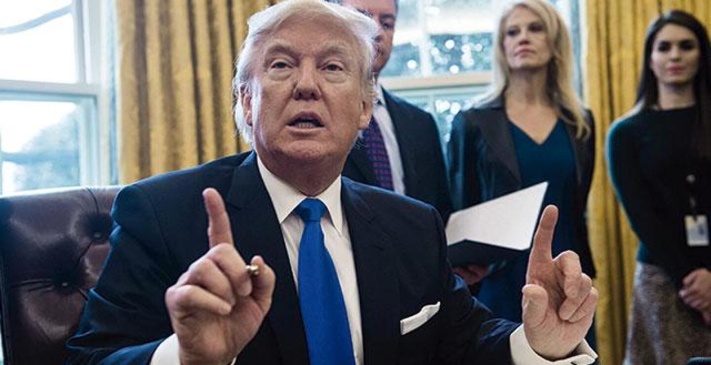 trump_firmas.jpg