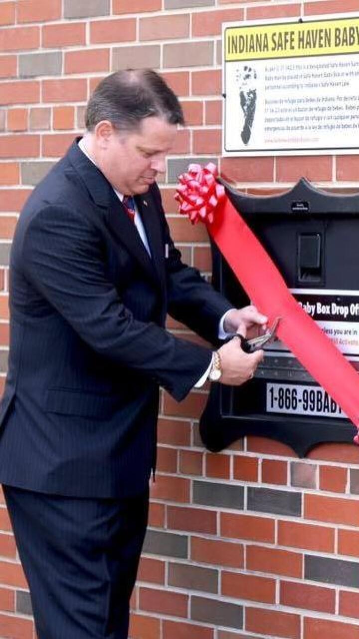 Bombero adoptó a recién nacida que fue dejada en una caja de “emergencia” para bebés