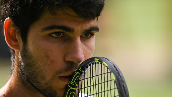 Carlos Alcaraz, tenista español, en medio de la final de Wimbledon 2023 Carlos Alcaraz, tenista español, en medio de la final de Wimbledon 2023