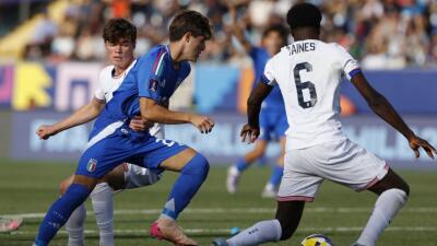 Acción de juego entre Estados Unidos e Italia por el Mundial Sub-20.