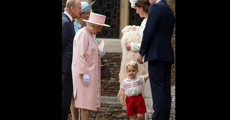2015. Junto al pequeño príncipe George durante el bautizo de su hermana, la princesa Charlotte. Los niños son bisnietos de la reina e hijos del príncipe William y Kate Middleton.