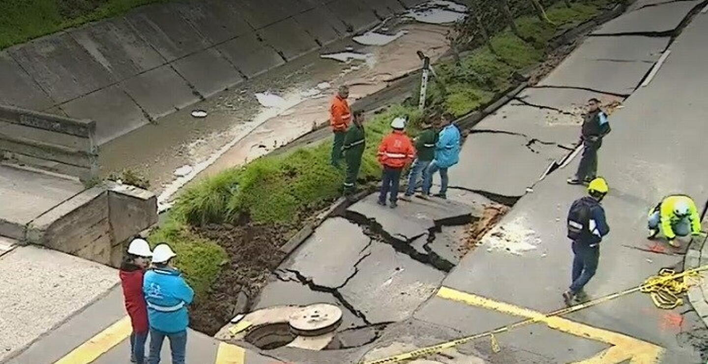 Comerciantes tienen miedo de quebrarse por hundimiento de vía en el barrio Galán