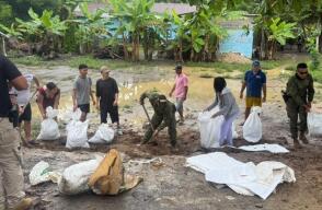Armada despliega apoyo en Córdoba por inundaciones en el Caribe: construyen barreras de contención