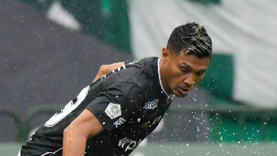 Teófilo Gutiérrez es sancionado por presuntamente tocarle la cola a una joven durante partido Teófilo Gutiérrez es sancionado por presuntamente tocarle la cola a una joven durante partido