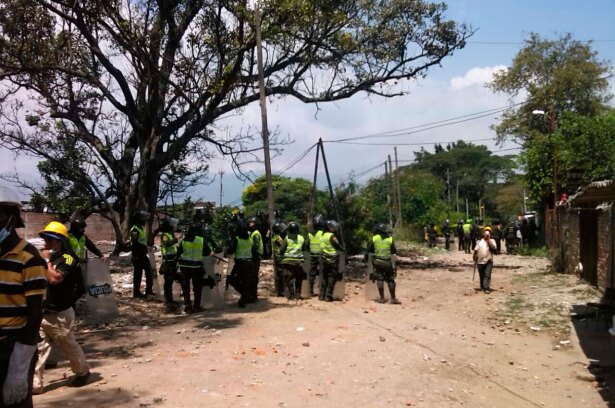 Habitantes impiden paso de la fuerza pública al jarillón del río Cauca en Cali