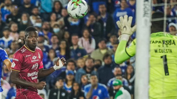 William Cuesta en duelo con el Deportes Tolima, por Liga.