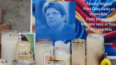 Fotografía de un altar elaborado por simpatizantes del senador Miguel Uribe este lunes, frente a la Clínica Santa Fe de Bogotá en Bogotá (Colombia). Fotografía de un altar elaborado por simpatizantes del senador Miguel Uribe este lunes, frente a la Clínica Santa Fe de Bogotá en Bogotá (Colombia).