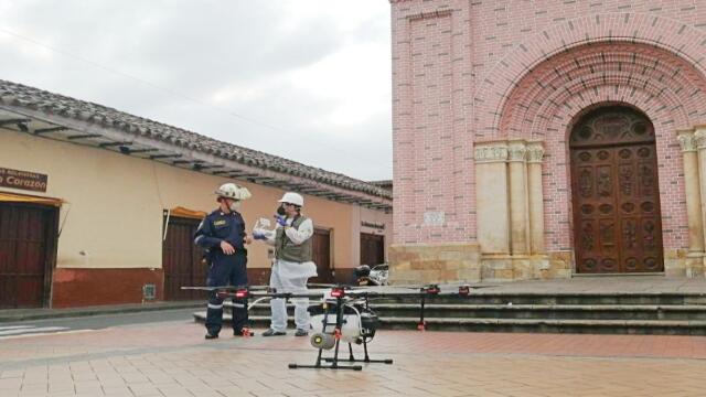 Con drones miden temperatura de transeúntes y esparcen sustancia desinfectante que mata el COVID-19 Con drones miden temperatura de transeúntes y esparcen sustancia desinfectante que mata el COVID-19