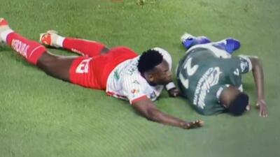 Diber Cambindo y Stiven Barreiro en Necaxa vs. León por el Apertura MX. 