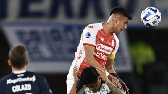 Kevin Mantilla en acción de juego con Santa Fe frente a Gimnasia y Esgrima de la Plata. Kevin Mantilla en acción de juego con Santa Fe frente a Gimnasia y Esgrima de la Plata.