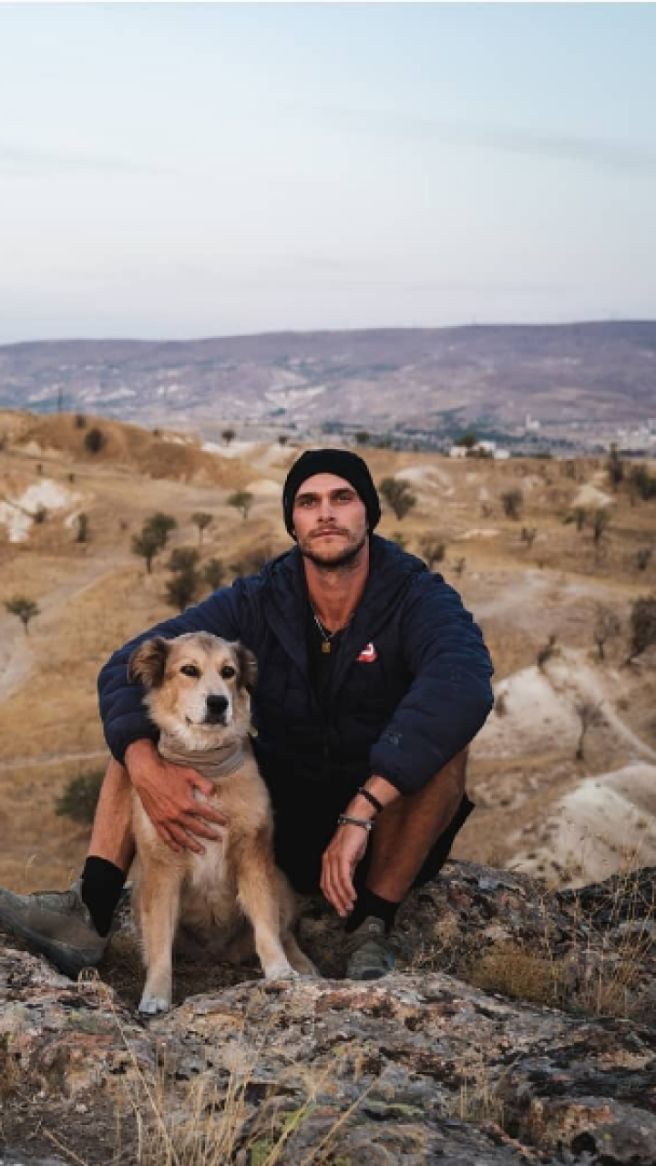 Les tomó siete años: hombre y su perro le dieron la vuelta al mundo caminando