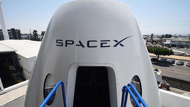 SpaceX ya tiene al primer turista que volará alrededor de la Luna
