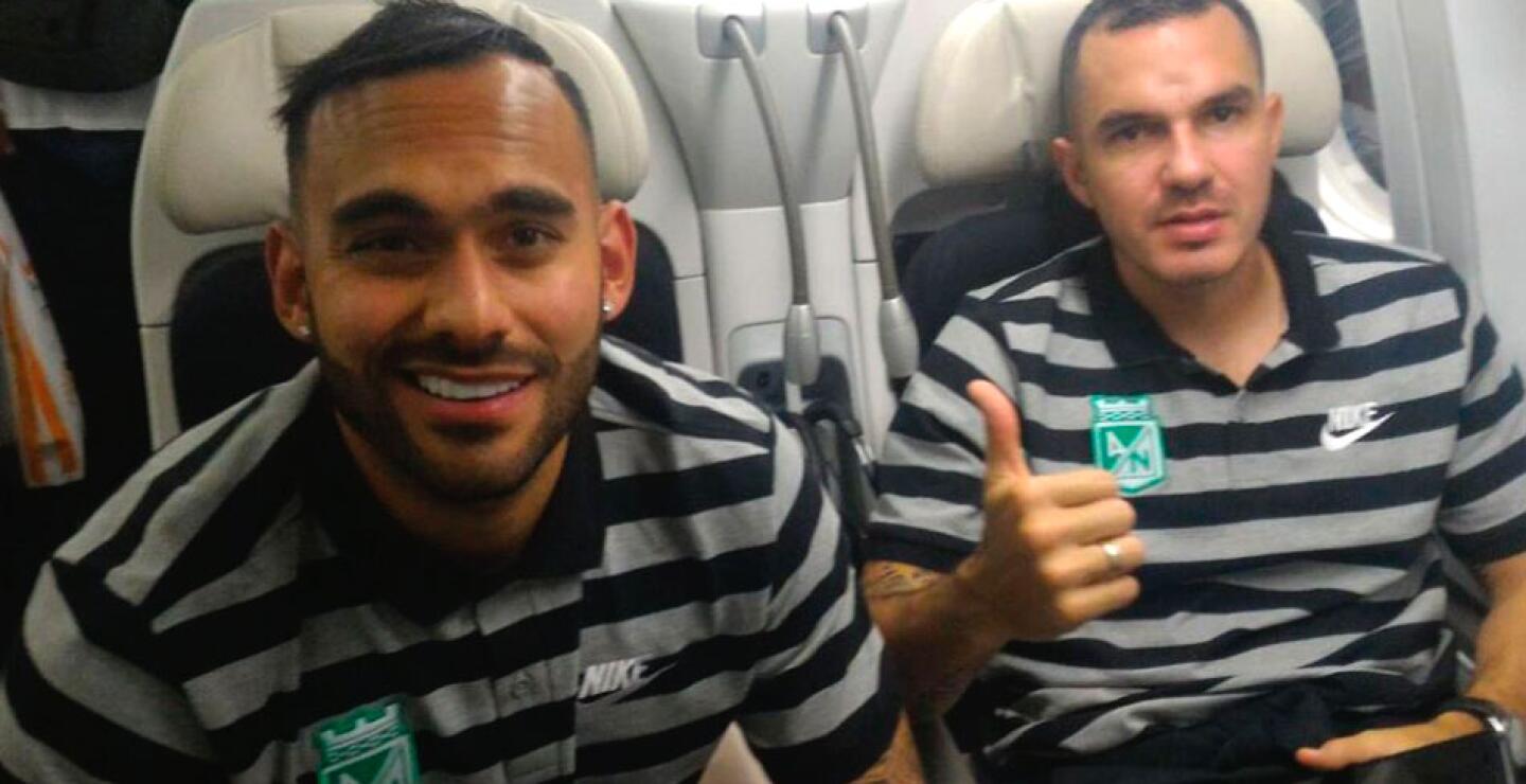 Cristian Vargas Cortés (Izq.)  junto a Alejandro Bernal, al interior de la aeronave que lleva a Nacional en busca de una hazaña intercontinental, el Mundial de Clubes. Tomado de Twitter: @nacionaloficial