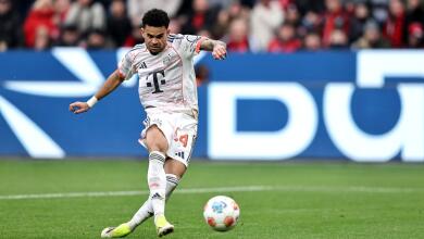 Luis Díaz en una de las acciones de juego en Bayer Leverkusen vs. Bayern Múnich en la Bundesliga. 