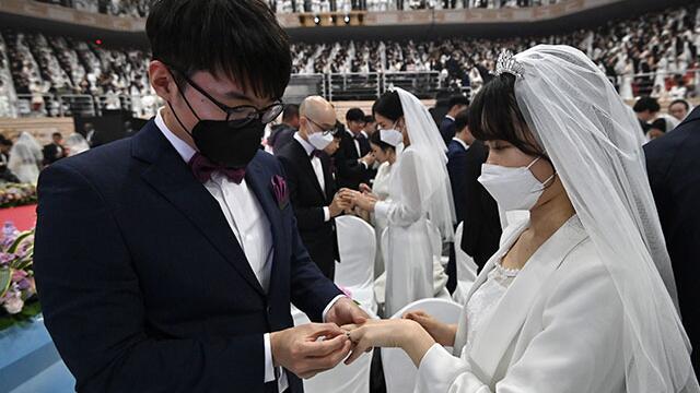 Pese a riesgo por coronavirus, miles de parejas se casaron en boda masiva en Corea del Sur