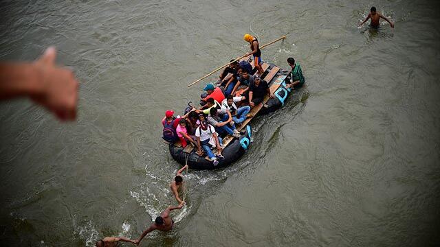 Caravana migrante reanuda su camino hacia EE. UU. luego de pasar irregularmente frontera mexicana Caravana migrante reanuda su camino hacia EE. UU. luego de pasar irregularmente frontera mexicana