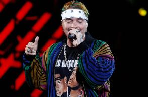 208076_jbalvinpelocolores.jpg