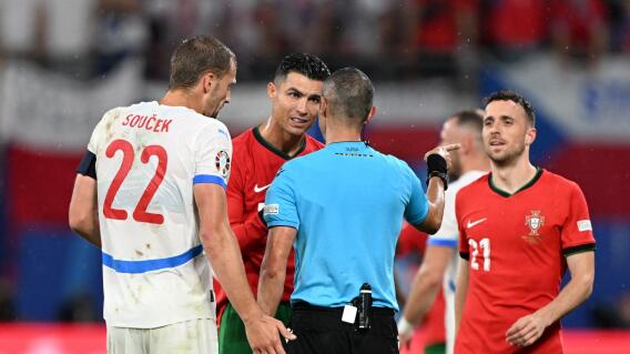 Cristiano Ronaldo discute con el árbitro en partido Portugal vs. República Checa Cristiano Ronaldo discute con el árbitro en partido Portugal vs. República Checa
