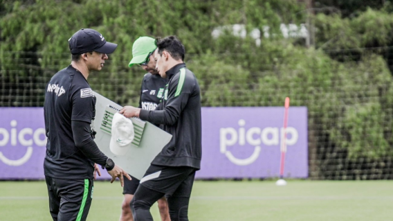 Jhon Bodmer, entrenador de Atlético Nacional, en una de las prácticas del equipo.