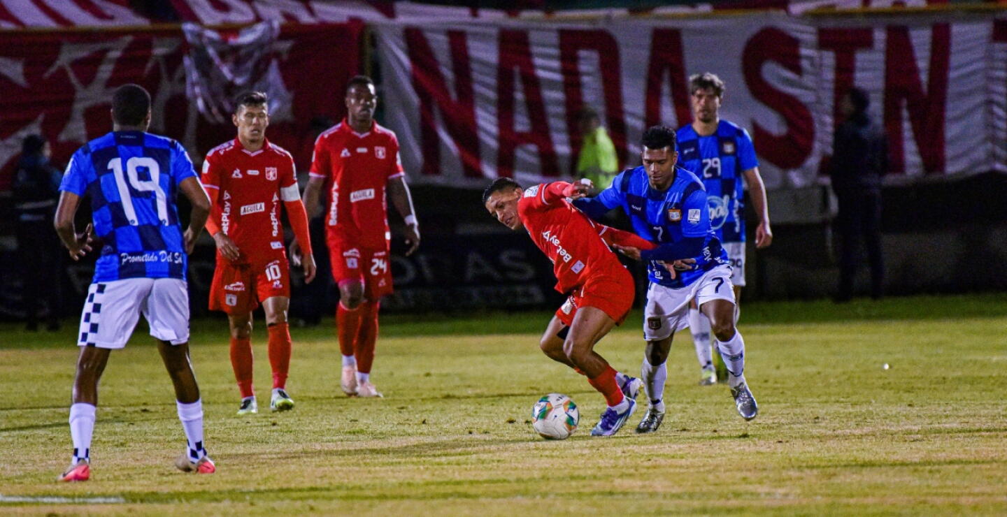 Boyacá Chicó en acción de juego con América en un partido de la Liga BetPlay II-2025.