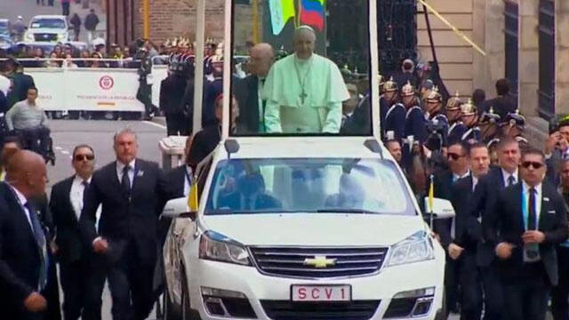 Así fue aclamado el papa Francisco a su paso por la Plaza de Bolívar en Bogotá 