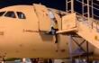 Trabajador cae de un avión en Indonesia