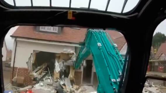 obrero-destruye-casas.jpg