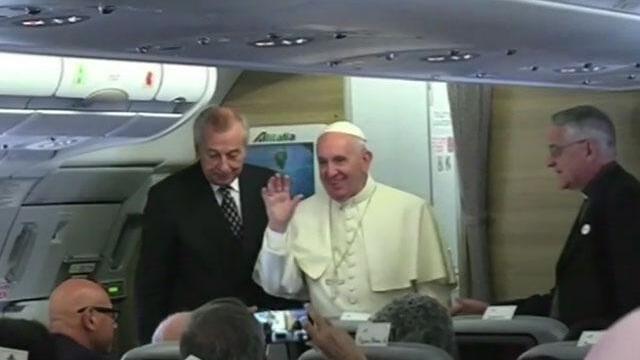 ¿Cómo son los vuelos del papa y qué hace durante esos viajes?
