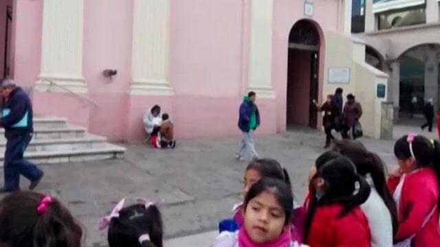 Niño de seis años conmueve a Argentina al regalar su merienda a un habitante de calle
