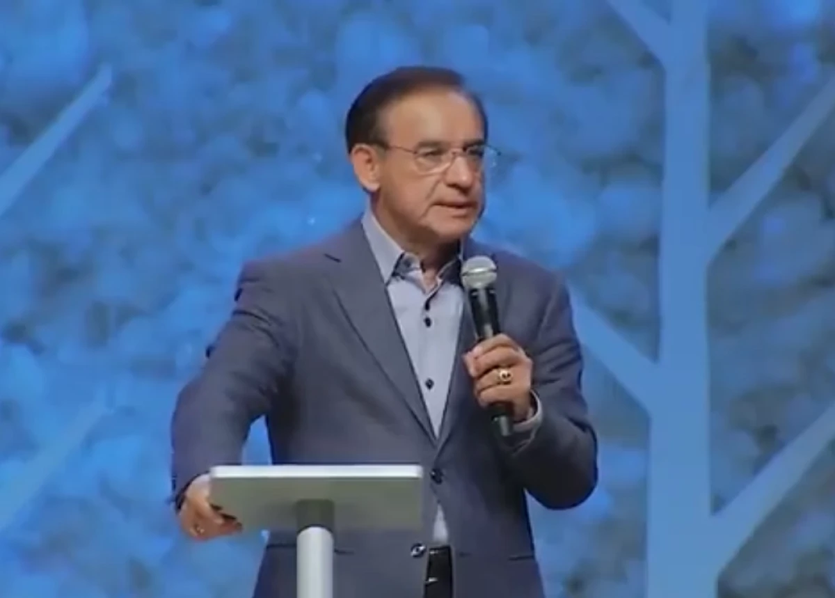 Cesar Castelan El padre de todos es Dios: pastor César Castellanos - BluRadio