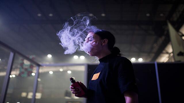 Autoridades de Estados Unidos piden al público dejar de usar elementos de vapeo