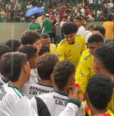 Luis Díaz compartió con algunos jóvenes y niños en su natal Barrancas.